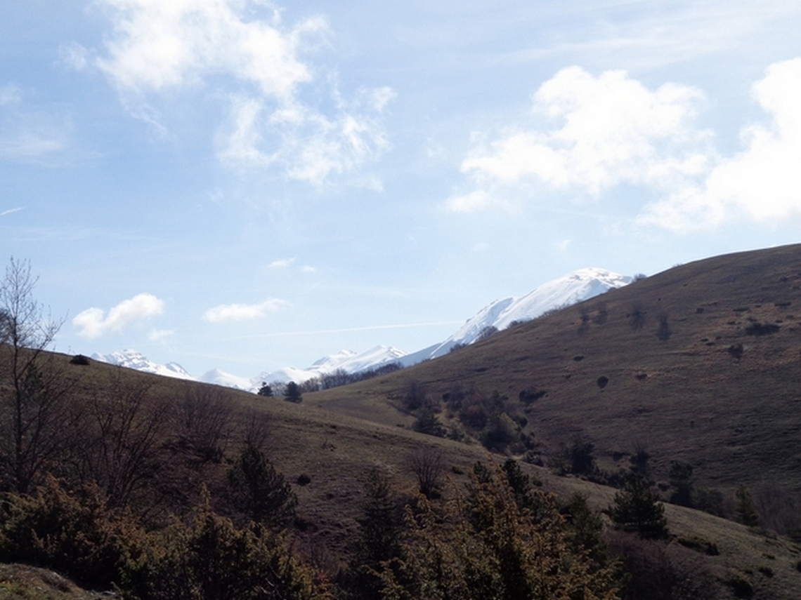 In fondo il Gran Sasso D'Italia nascosto