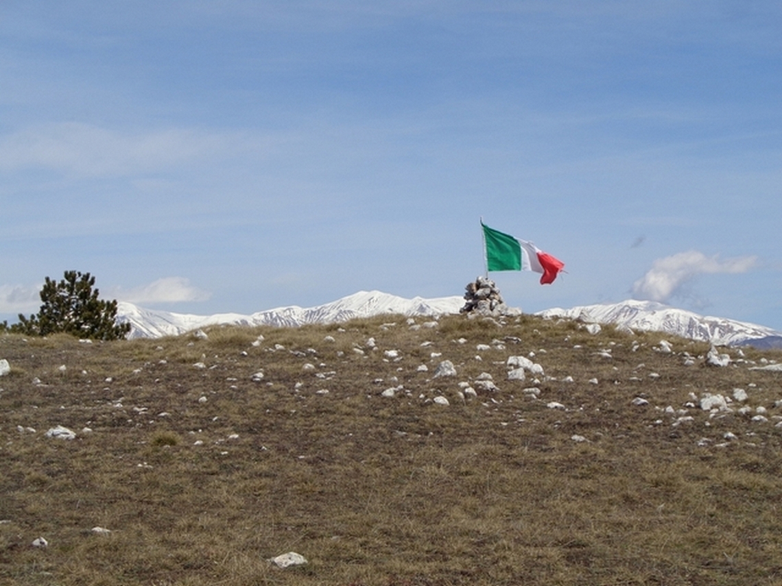 Il vento accarezza la bandiera