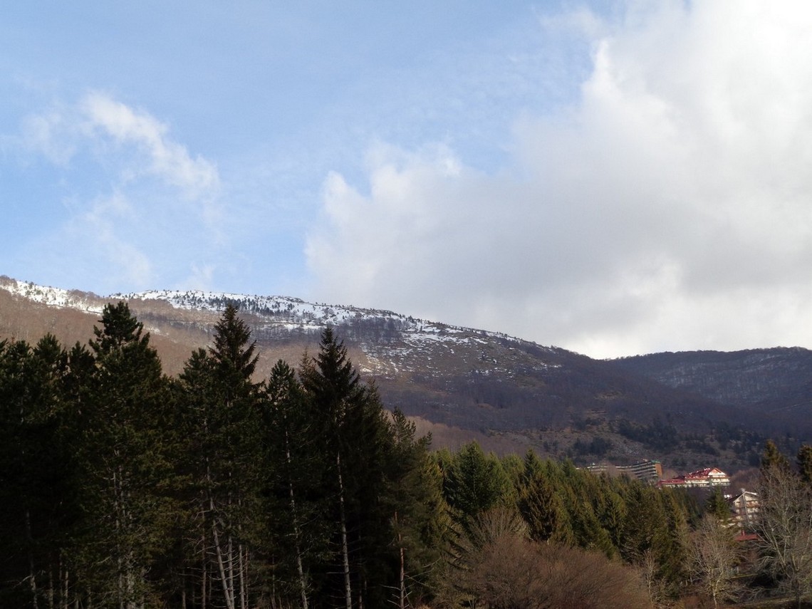 Le montagne più basse di fronte al massiccio del Viglio