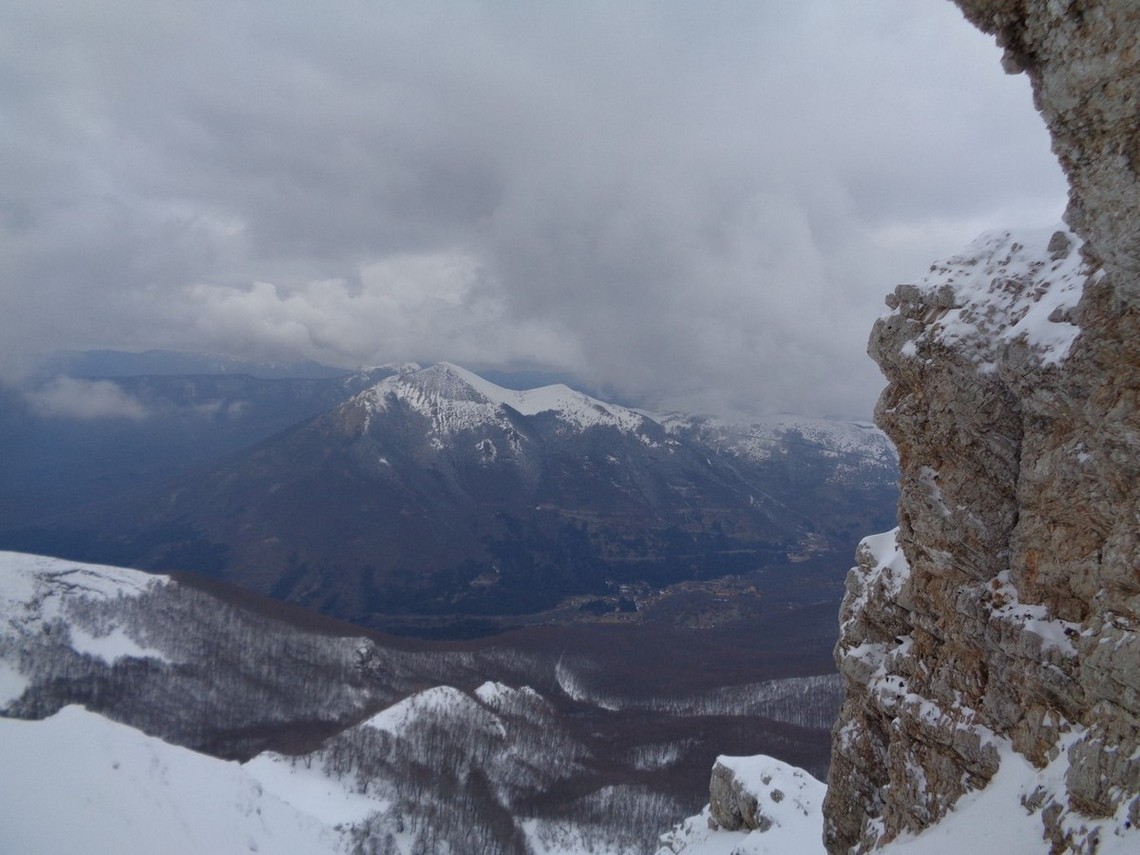 Noi veniamo da la sotto
