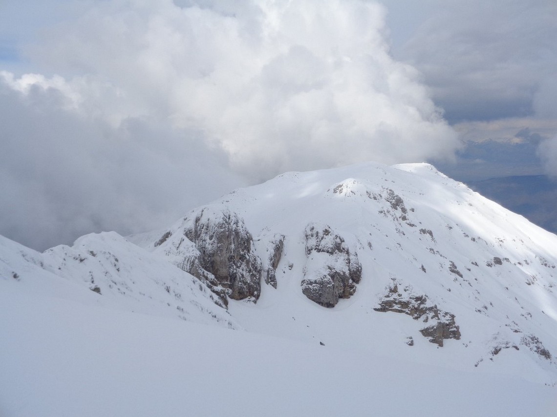 Il Gendarme sullo sfondo