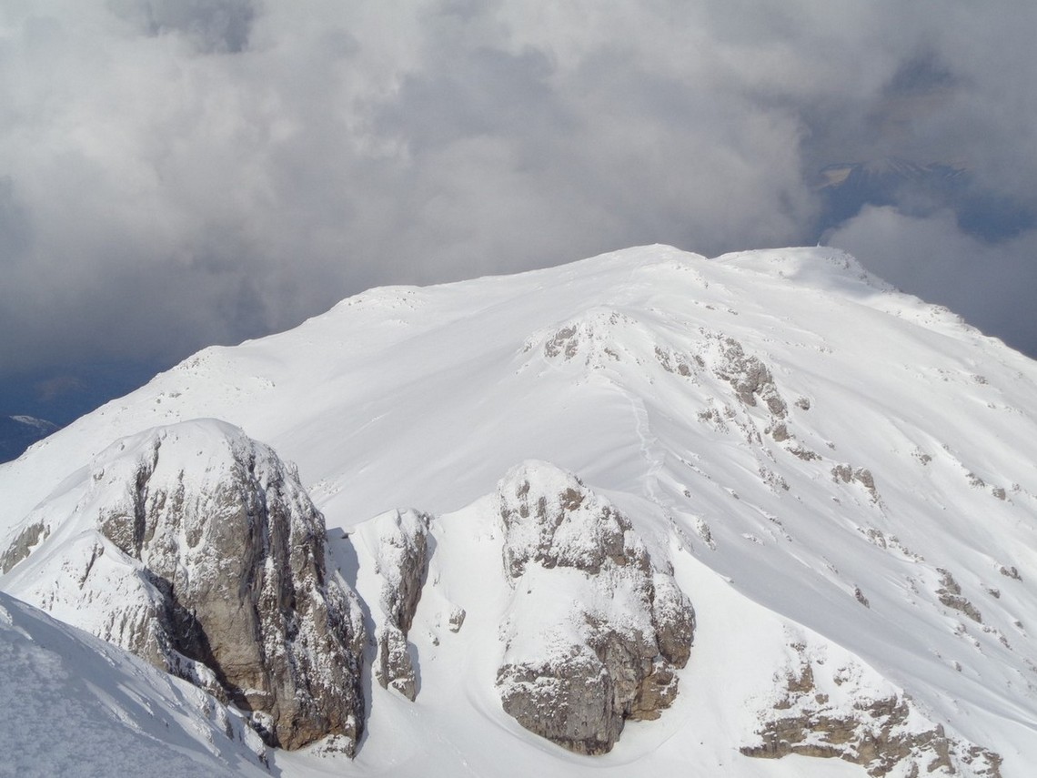 Tracce di passaggio sullo sfondo