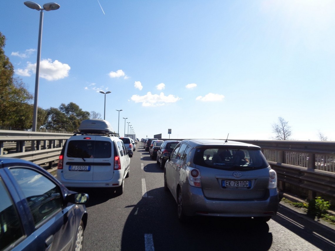 L'unico ponte disponibile per attraversare i caseggiati verso Ostia