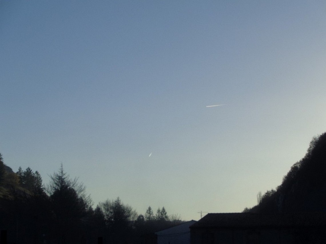 Il sole che sorge illumina gli aerei in quota