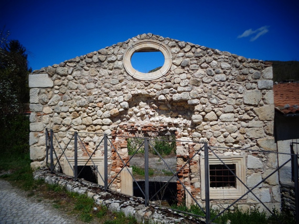 Una  vecchia Chiesa oramai distrutta