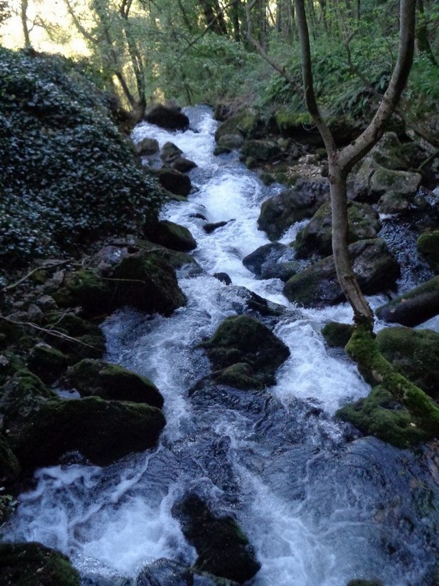 Il Fiume che esce dalle Grotte e scende giù verso il Paese