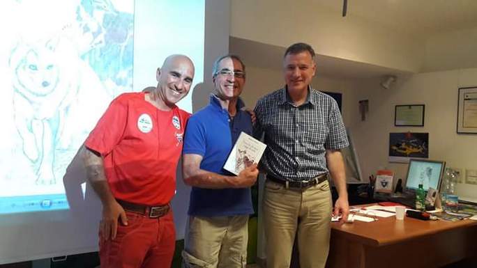 Mancini-Cascone-Noto insieme al Libro che è stato donato alla biblioteca