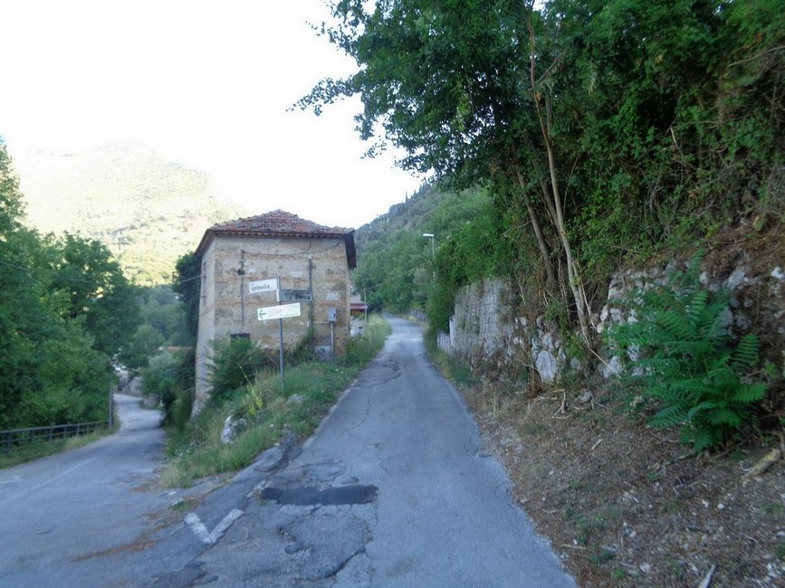 Da Piazza San Rocco di Sora il bivio a destra da prendere per il sentiero 623