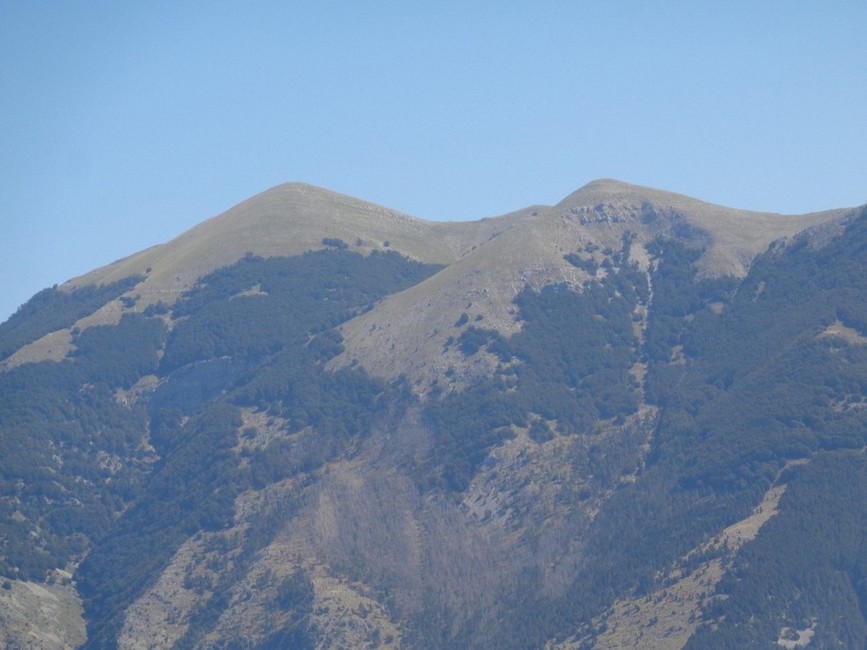 A sinistra il Monte Cornacchia a destra il Monte di Sora