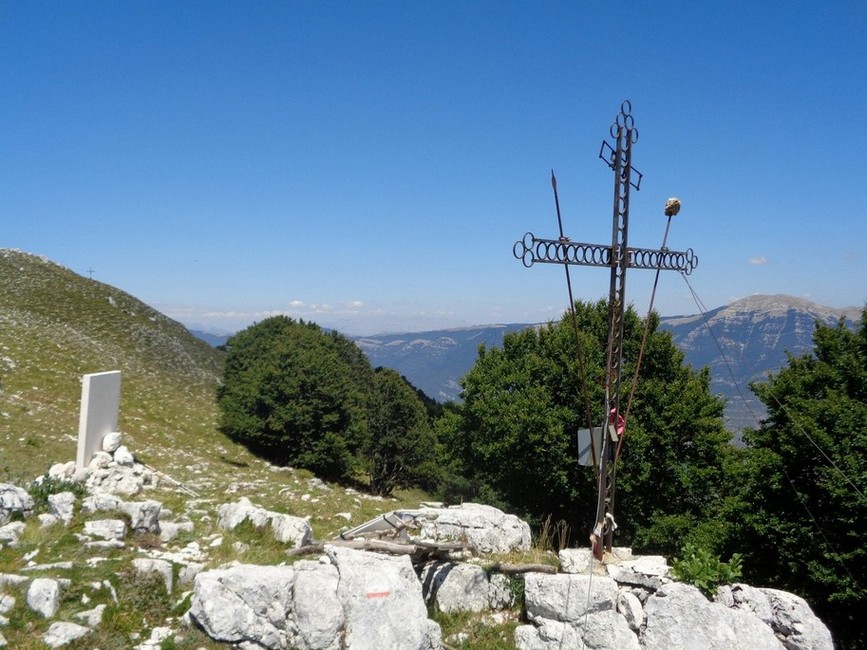 Sullo sfondo la Croce della Cima