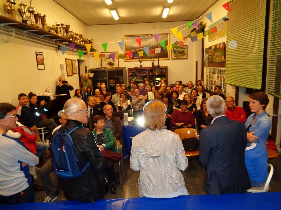 Il numeroso pubblico di amici e parenti