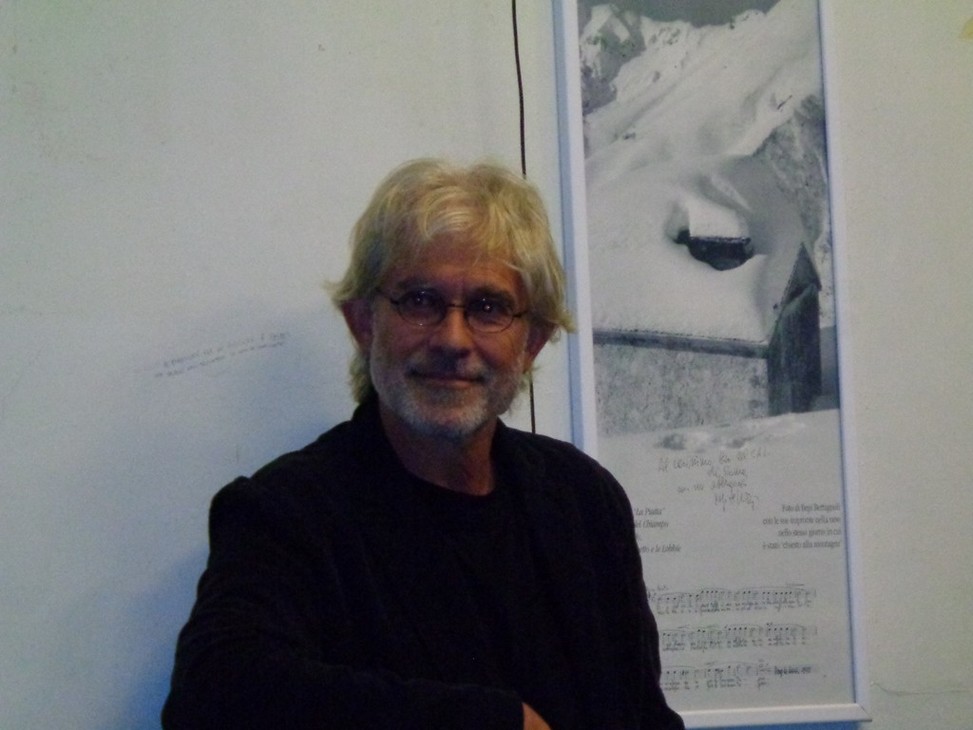 Claudio Cristofari in disparte compiaciuto