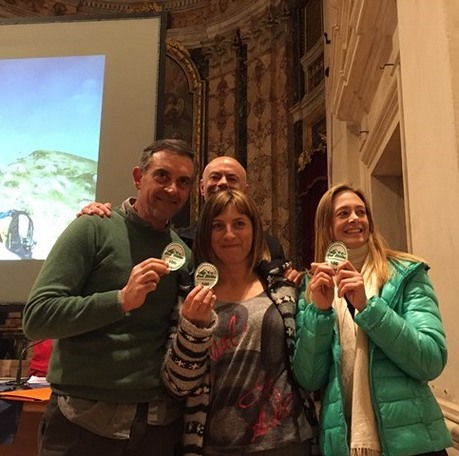 Eugenio Occulto con lo scudetto delle 200 Cime e gli amici