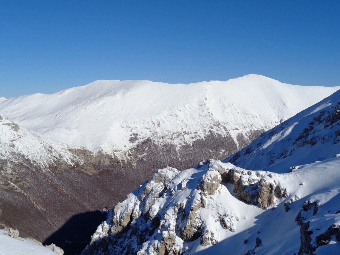 In fondo a destra i 2271m del Costone
