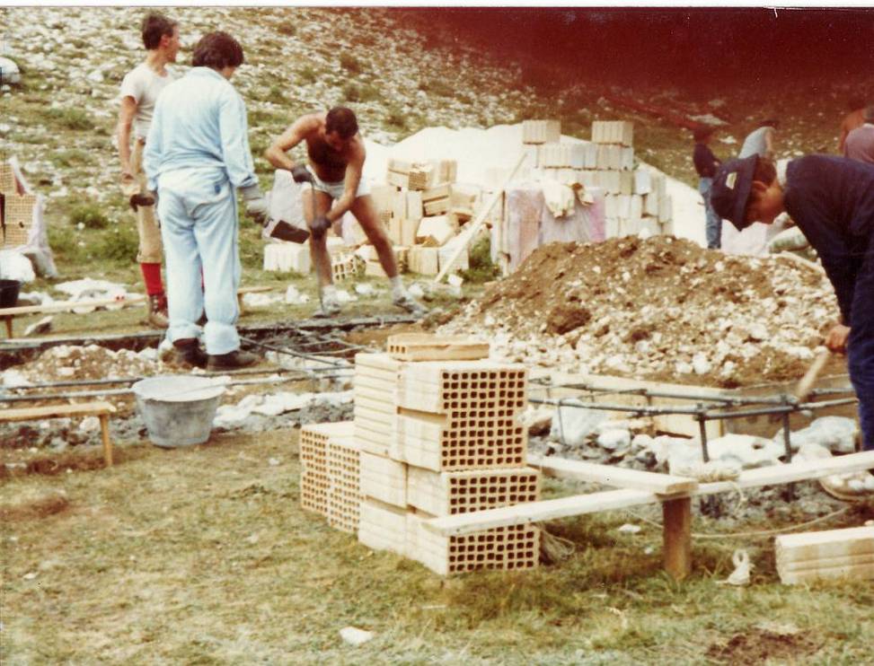 Anno 1983: Una foto storica degli G.E.V. erano le fondamenta del Rifugio