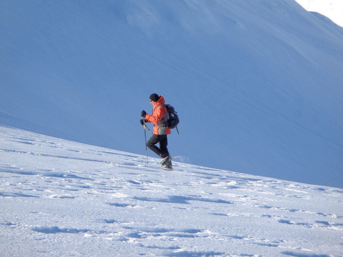 Carlo Cattaneo solleva la neve