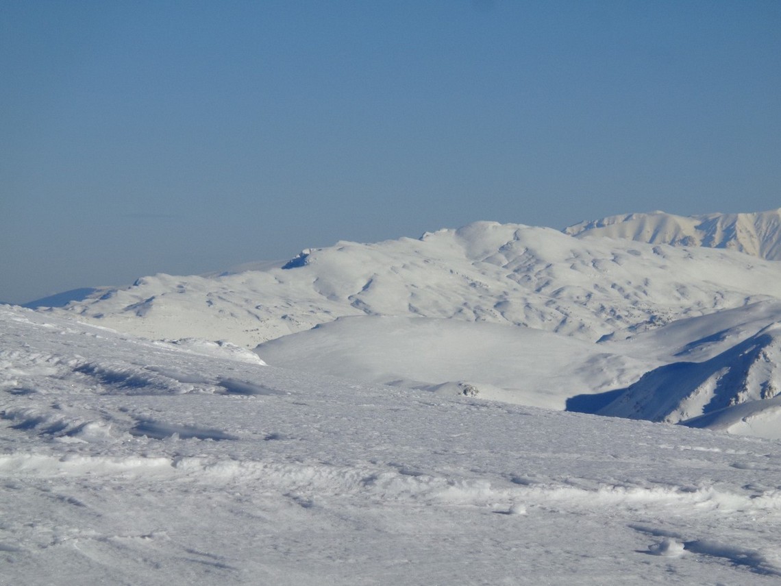 Da sinistra: Sperone Tiburtini 2128m, Punta Macerola 2258m, Sirente 2348m, La Castellina 2277m, Monte di Canale 2151m