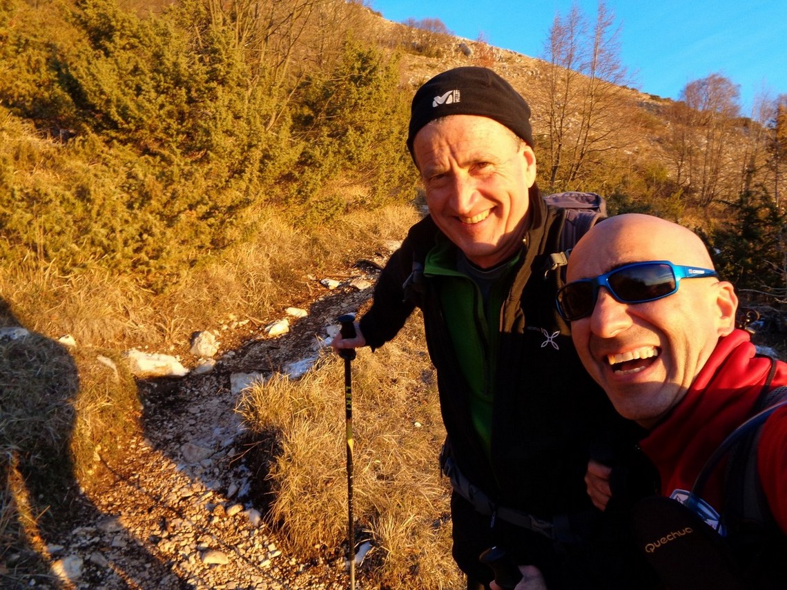 Volti stanchi ma sorridenti e felici