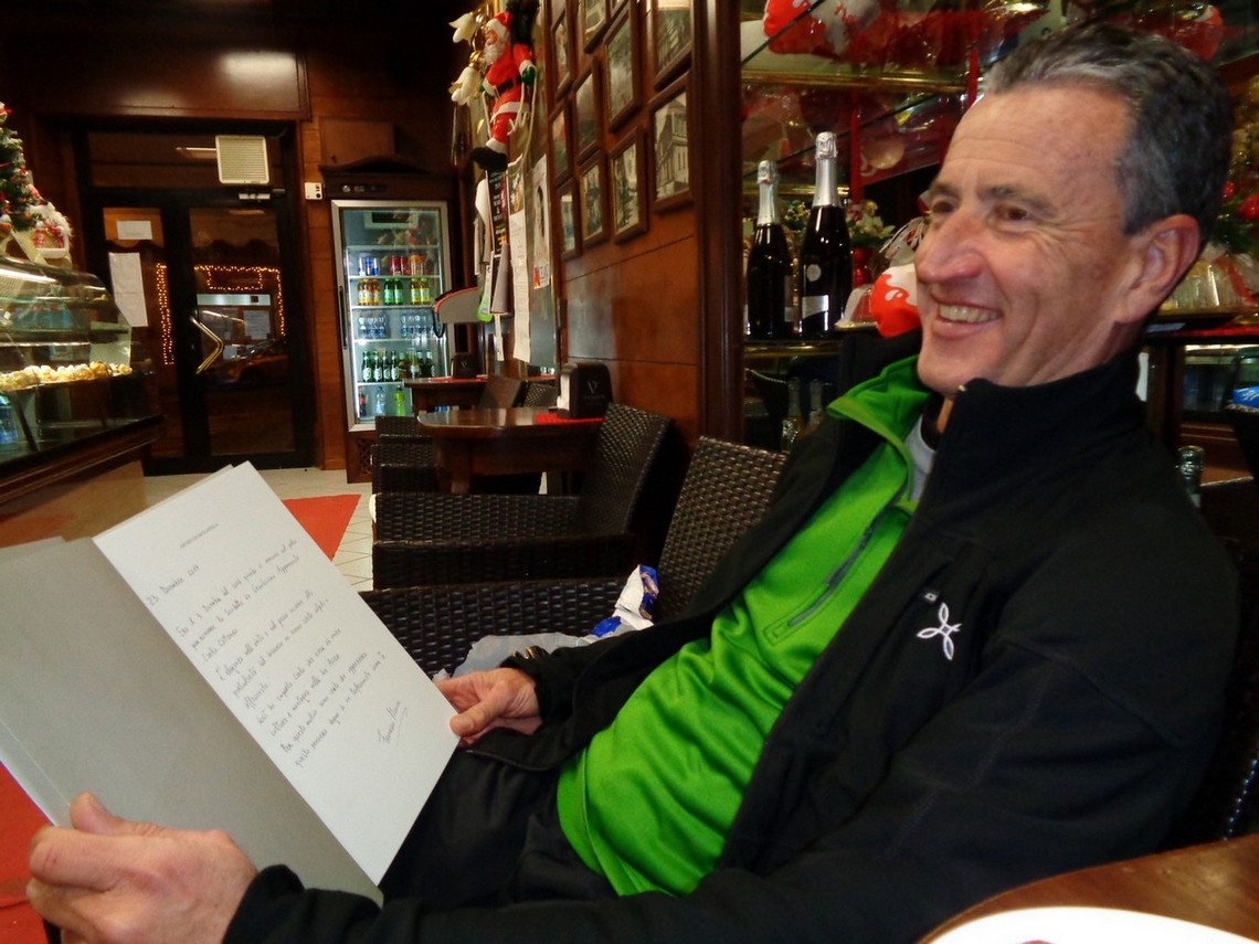 Carlo sorride per il mio regalo e la dedica