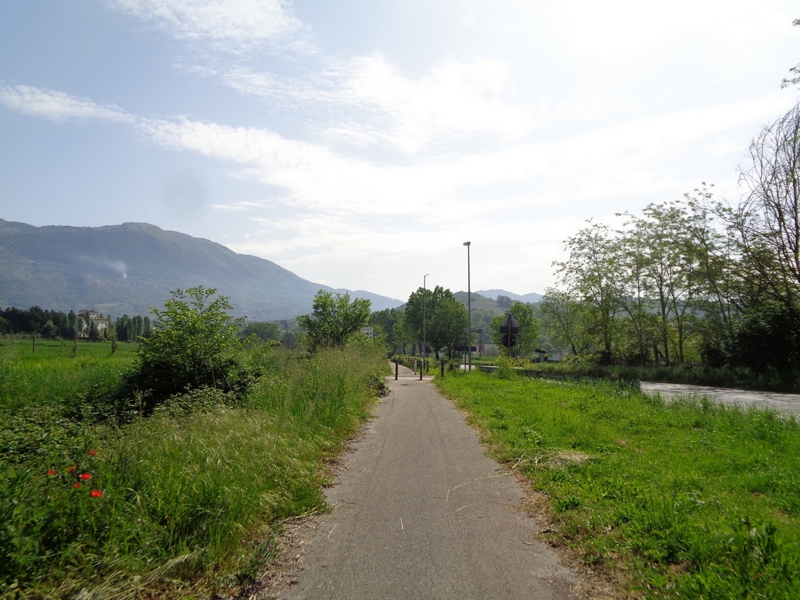 Inizia la Ciclabile: vedete quella montagna a sinistra....saliremo li sopra a mezza costa
