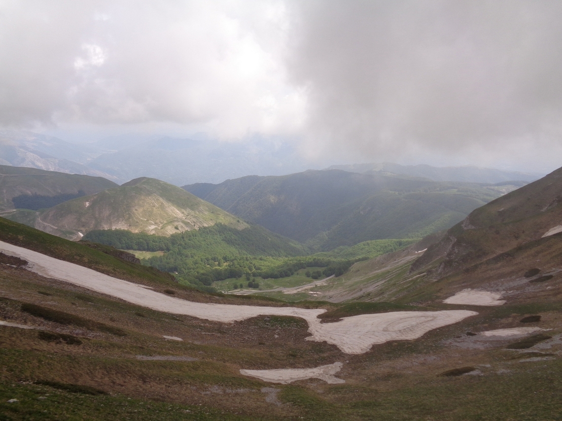 la valle sotto di noi