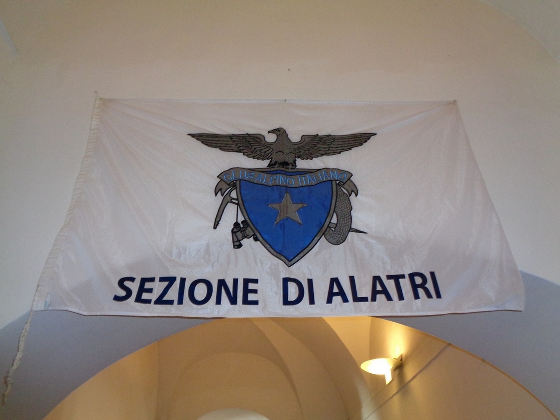 Chissà chi ha avuto l'idea di specificare la Sezione sulla bandiera ?