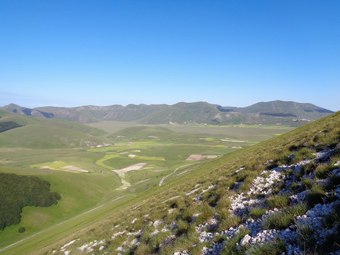 La Piana di Castelluccio di Norcia si intravede