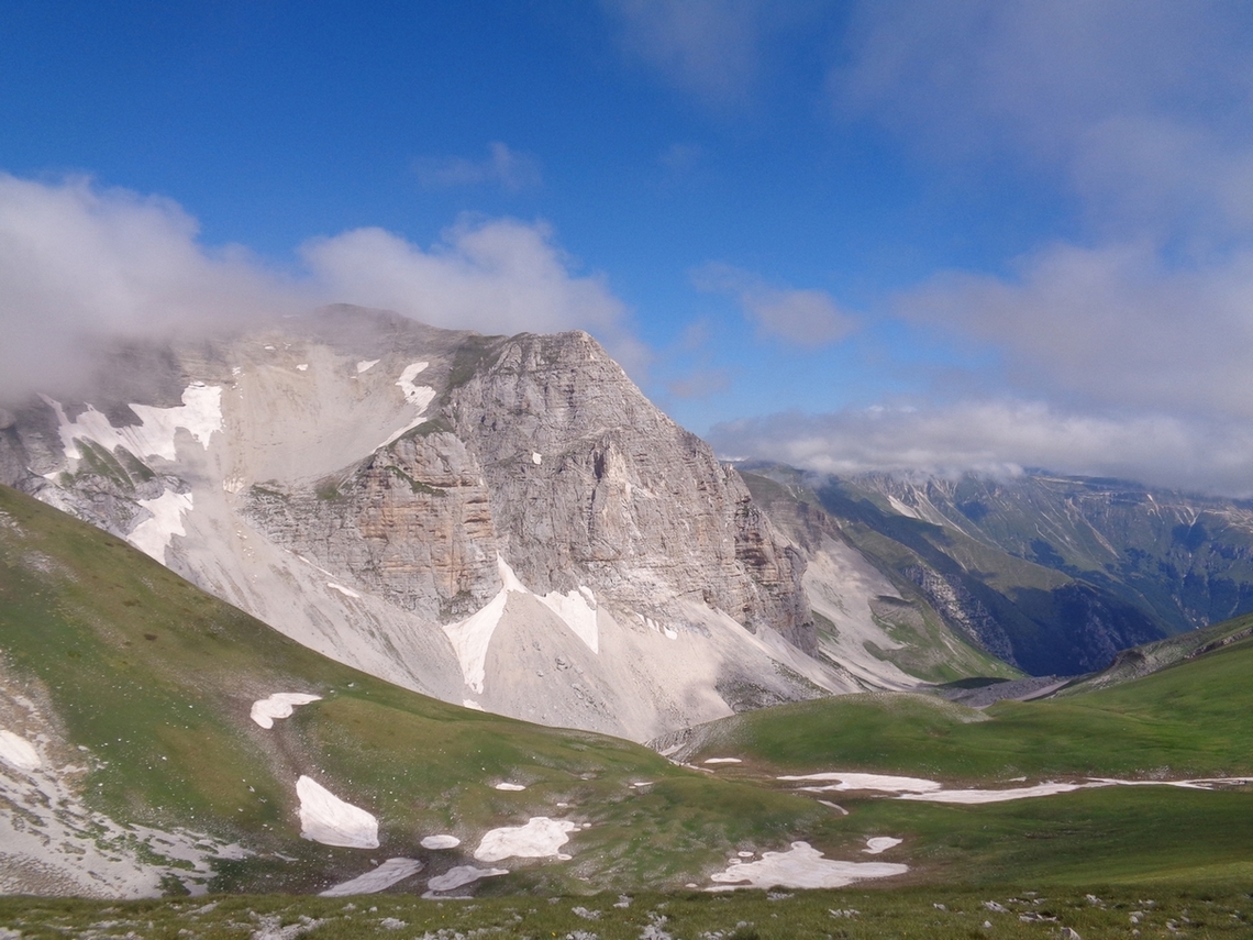 Sullo sfondo i 2410m del Pizzo del Diavolo che raggiungeremo
