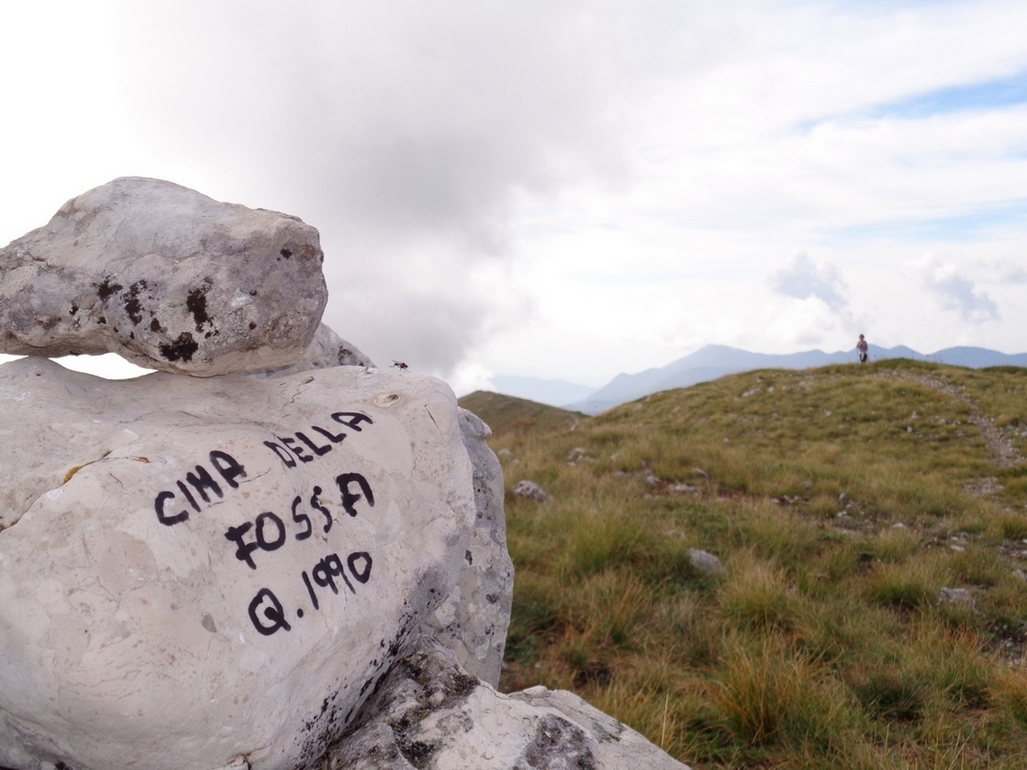 In fondo una persona che si attarda sul sentiero
