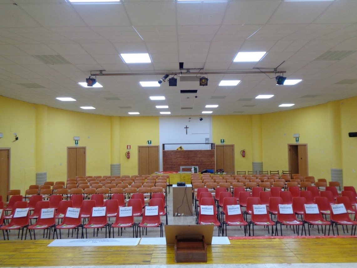 Non basteranno ma non abbiamo le possibilità per affittare un teatro vero