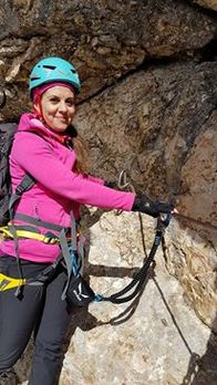 Lucia Rossi sulla ferrata per il Bivacco Bafile