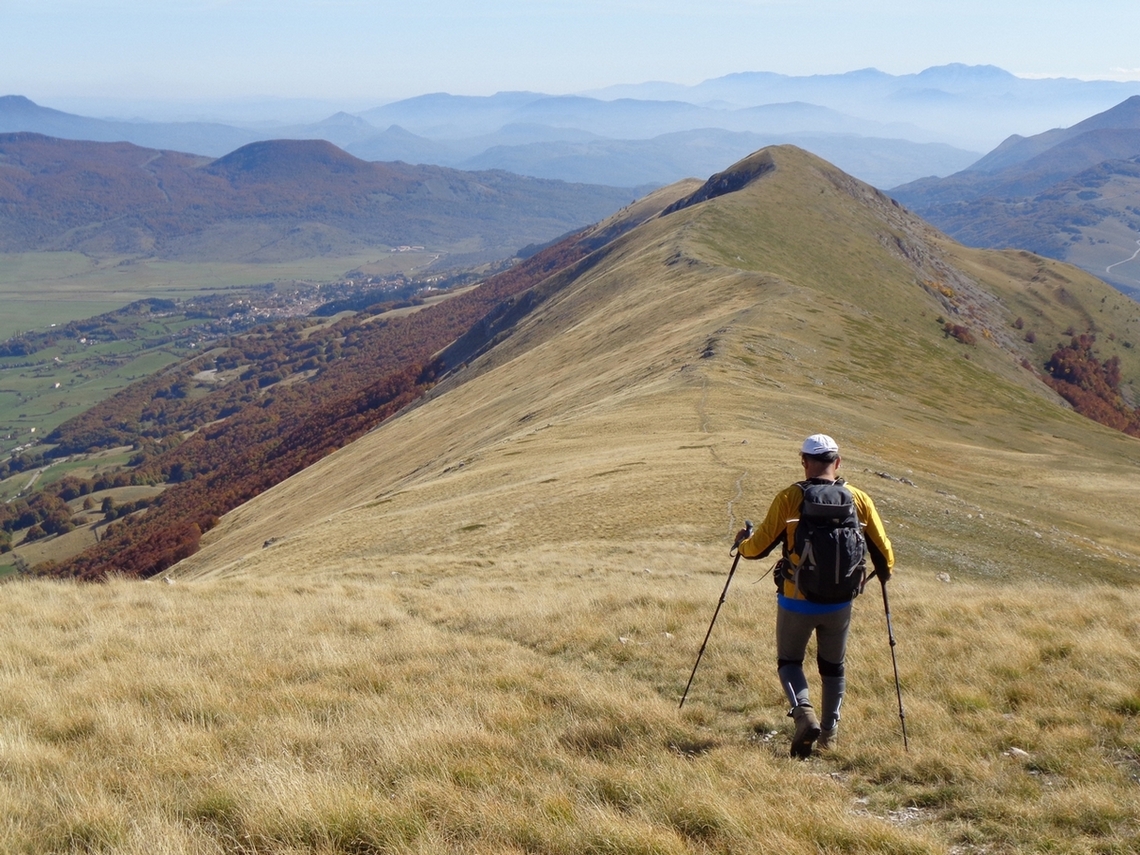 a metà di questa cresta si scende a sinistra