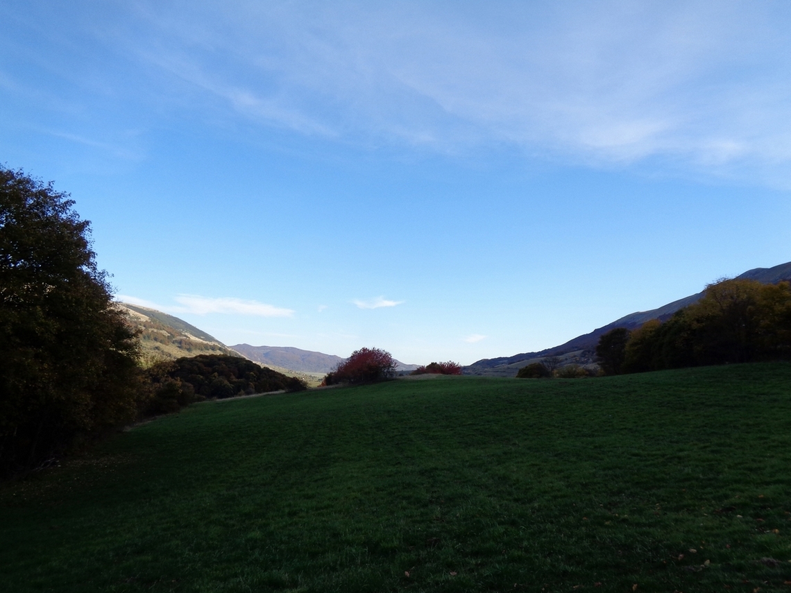 il sole cala dietro le montagne