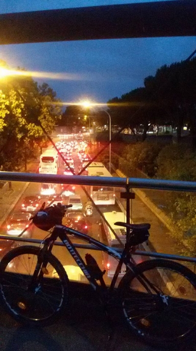 Solitaria MTB guardando dall'alto il Caos di Roma