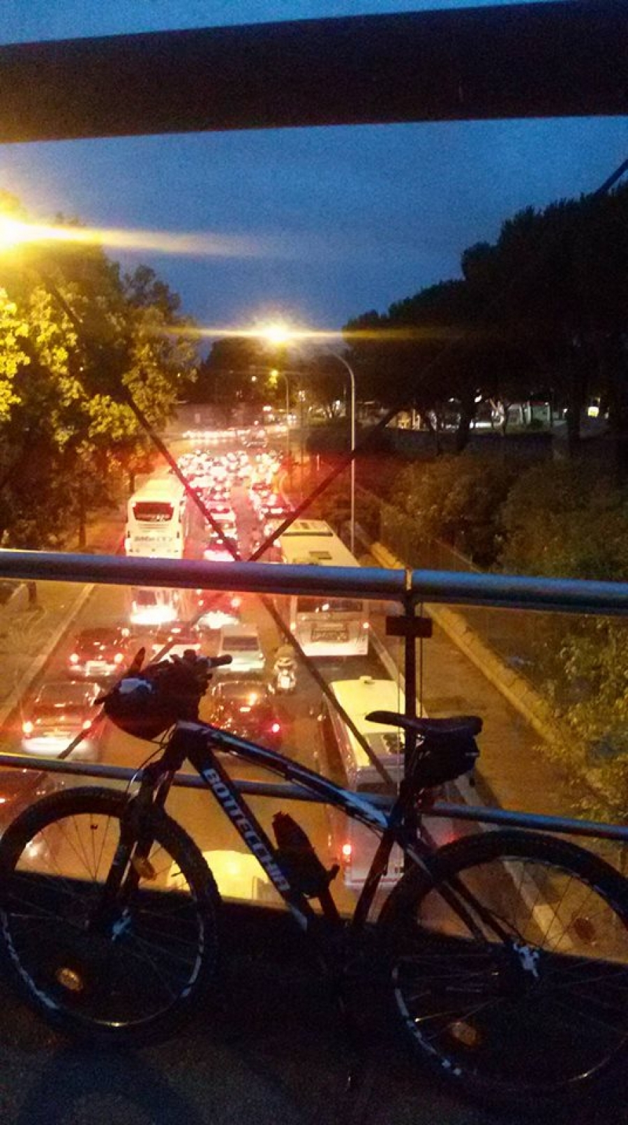 Solitaria MTB guardando dall'alto il Caos di Roma