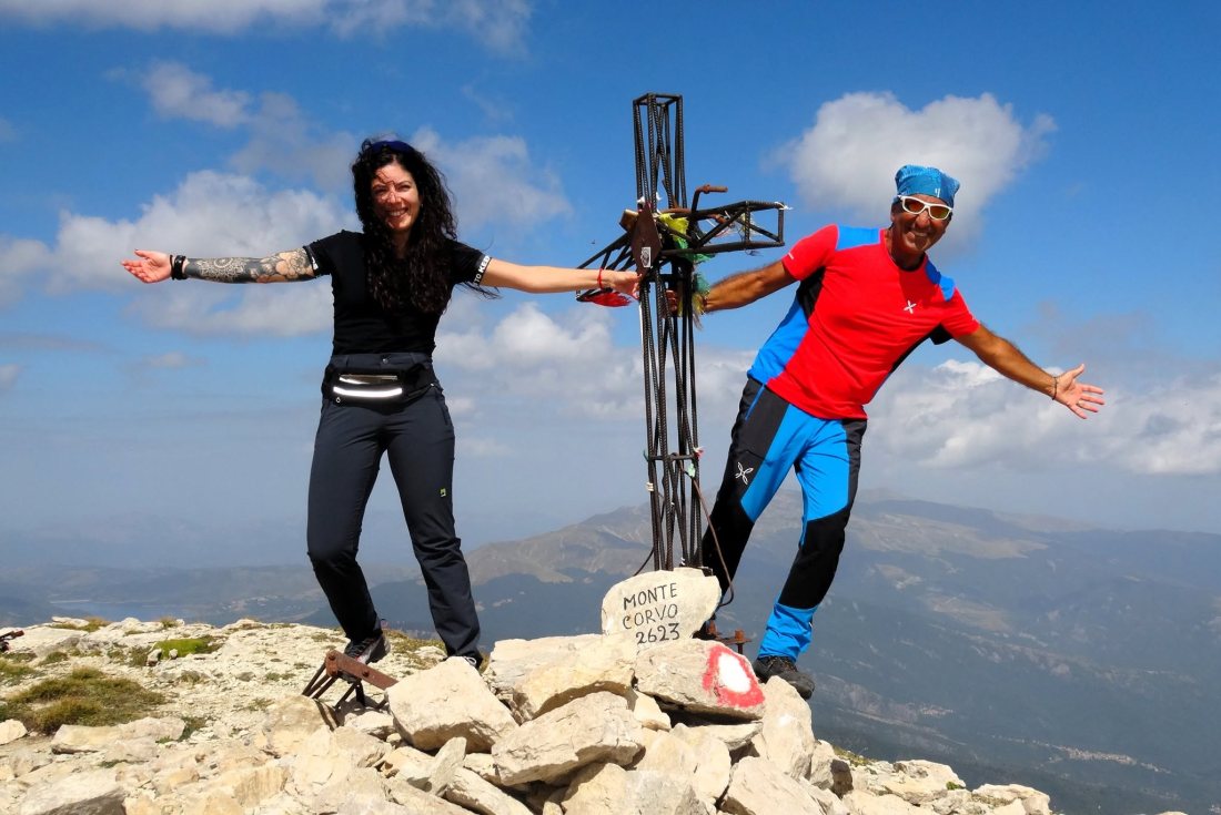 Dalla Cresta Ovest con il piccolo-grande sogno di Giulia Atzeni per l'anello del Monte Corvo e le cime che lo guardano dal basso sul Gran Sasso d'Italia